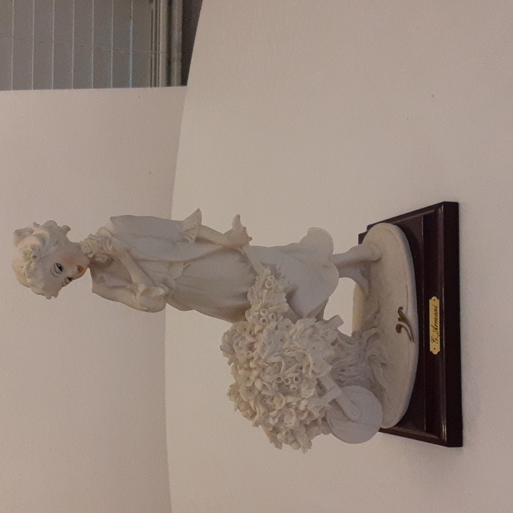 Beautiful G Armani figurine. 💖 "Lady with flowers."